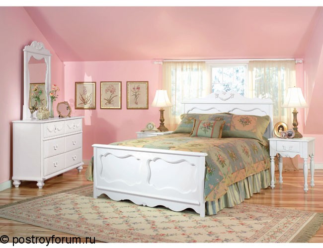 Белый спальный гарнитур (фото) состоящий из кровати, трюмо и двух тумбочек