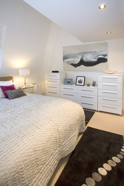 Дизайн белой спальной комнаты с комодом