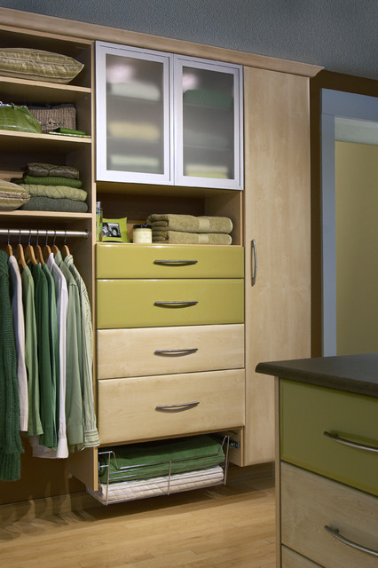 Дизайн гардеробной комнаты с зелеными оттенками 