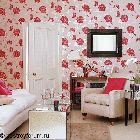 Стильный дизайн комнаты 13 кв м. Обои с разные розы служат отличным фоном