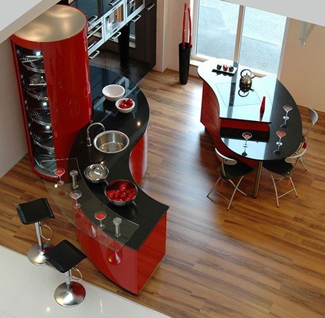 Блестящий черно-красный фаса кухонного гарнитура необычно формы привлекает