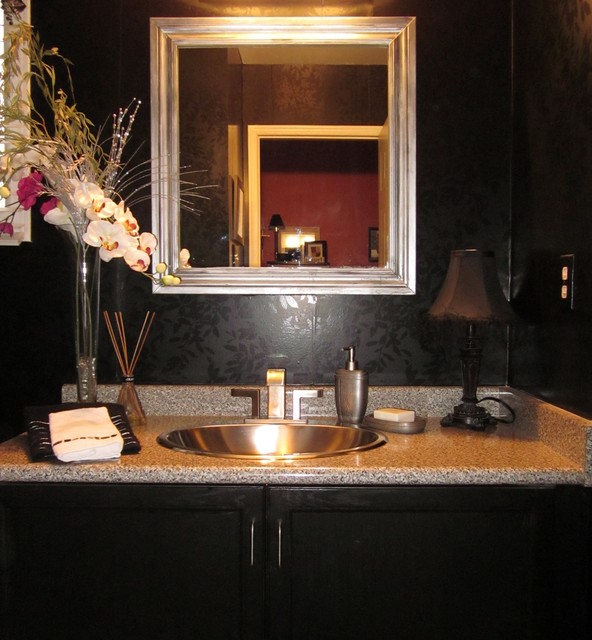 Дизайн туалетной комнаты в изысканном черном цвете.