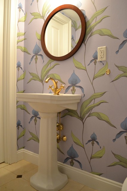 Дизайн комнаты составляют обои с цветами, очерченные белыми плинтусами