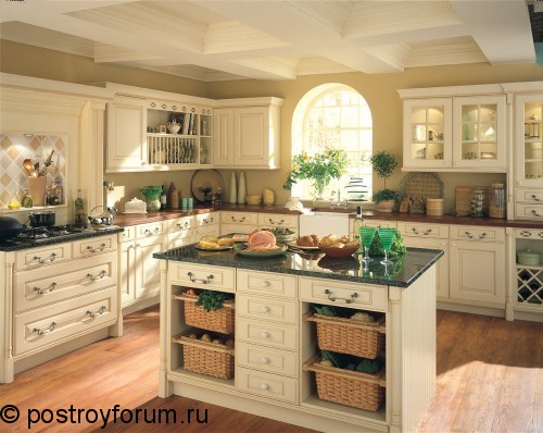 Белая кухня в тосканском стиле.