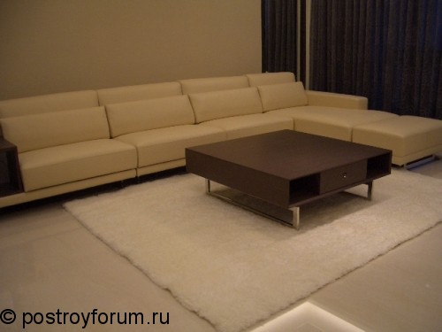 Угловой диван и коричневый столик