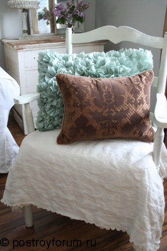Уютный уголок со стулом и подушками