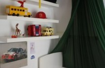 Уголок детской комнаты с маленким столиком