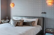 Дизайн спальной комнаты с одинаковой отделкой стен и потолка