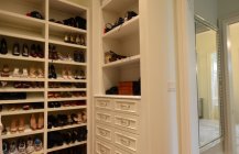 Фото огромного гардероба для хранения обуви