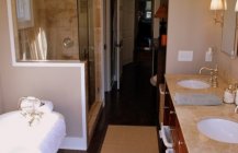 Фотография ванной комнаты с двумя раковинами
