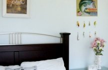 Гостевая команата со спальней кроватью и тумбочкой
