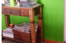 Столик для книг в гостиной