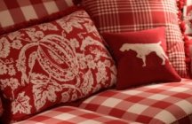 Красный диван с красными подушками