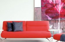 Красный диван в белой гостиной