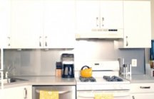 Кухонный уголок в белой кухни