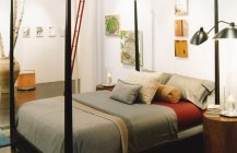Необычный и яркий дизайн спальной комнаты