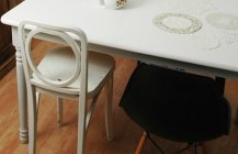 Столовая комната с маленьким столиком