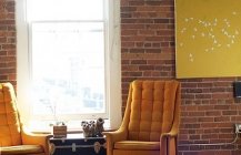 Желтые кресла в уголок для отдыха в гостиной