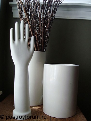 Белая керамика вазы и просто статуетка