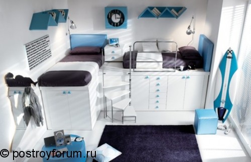 Белая комната с синими детальями