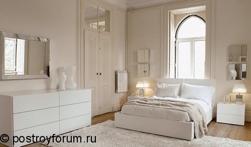 Просторная белая спальня