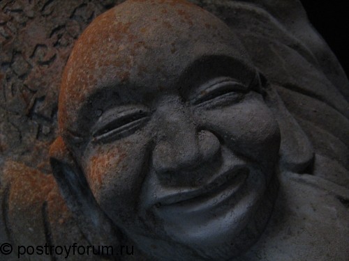 Черная статуя Будды из камня