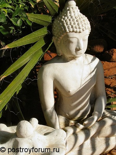 Статуя Будды в саду