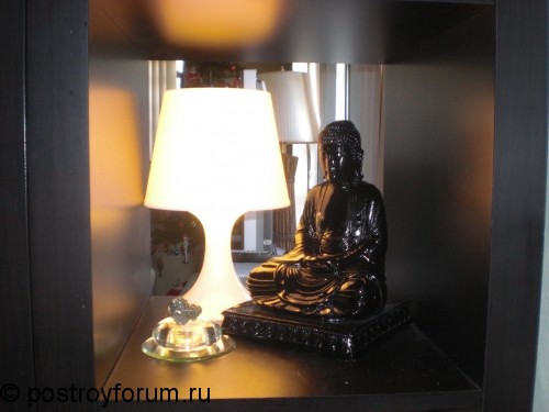 Черная статуя Будды у светильника