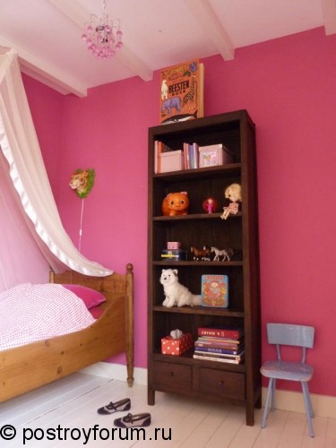 Розовая детская комната и кровать с пологом