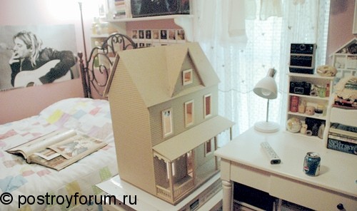 Детская комната с домиком для кукол
