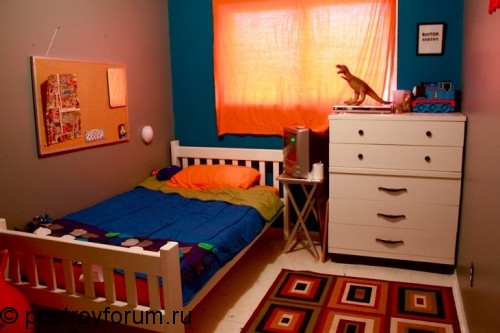 Детская спальная с яркими оттенками