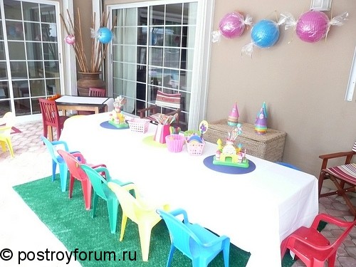 Детский День Рождения с разноцветными стульями