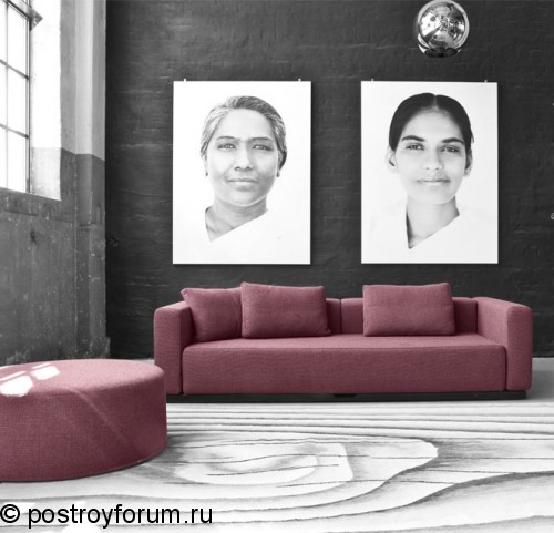 Розовый диван, под портретами любимых женщин