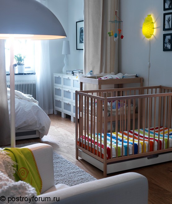 дизайн спальни с детской кроваткой