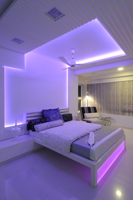 Дизайн  спальной комнаты в сиреневом свете.