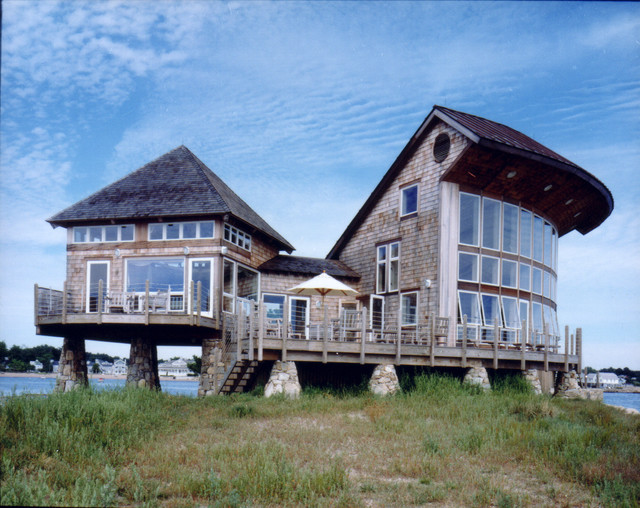 Фотография уникального дизайна дома на воде
