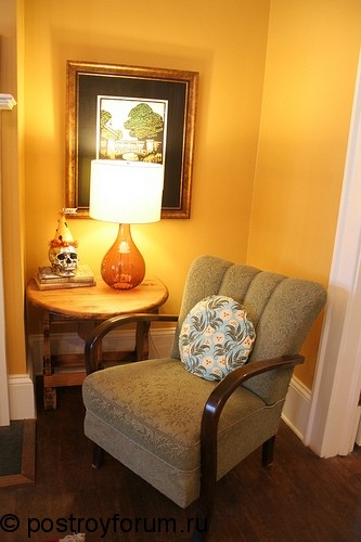 Желтый цвет в гостиной, создает чувство комфорта.