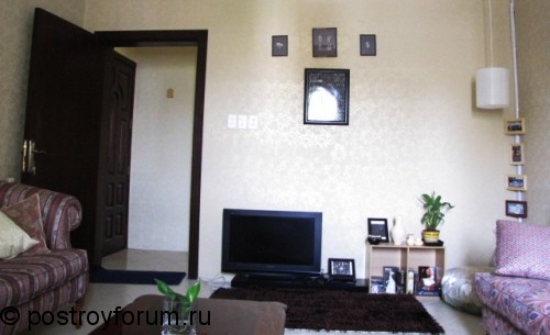 Уютная гостиная с коричневым ковром.