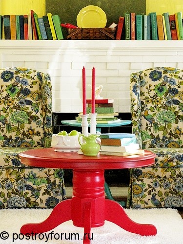 Цветастые диваны и красный столик в гостиной