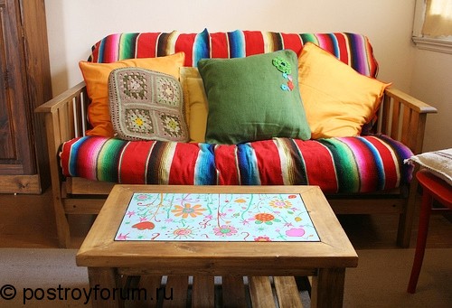Уютная гостиная с диваном в цветах радуги