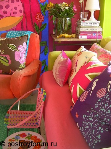 Гостиная с розовыми диванами и подушками