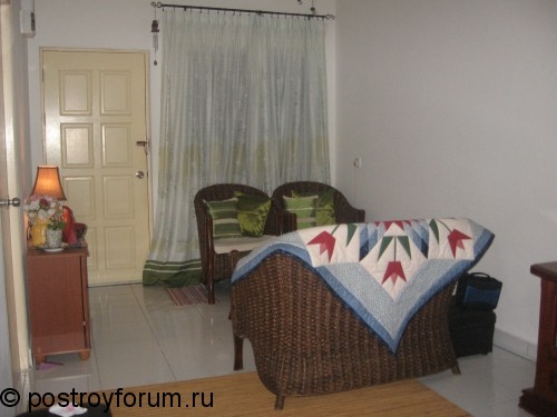 Маленькая гостиная с плетеными креслами