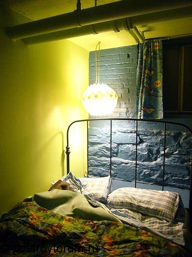 Старинная постель в комнате