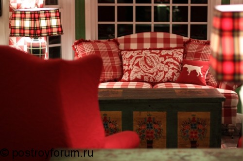 Красный, расписной диван