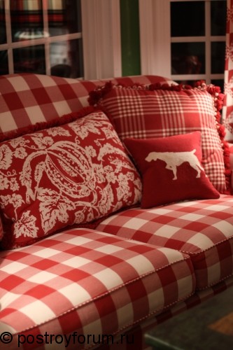 Красный диван с красными подушками