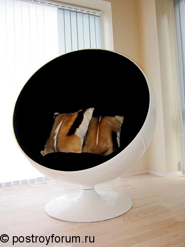 Оригинальное кресло с подушками
