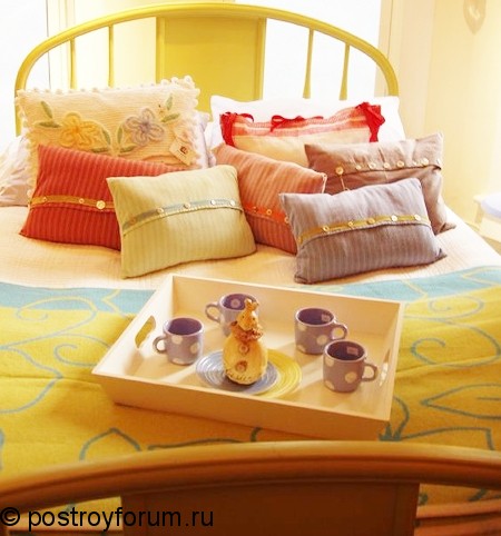 Желтая кровать с подушками