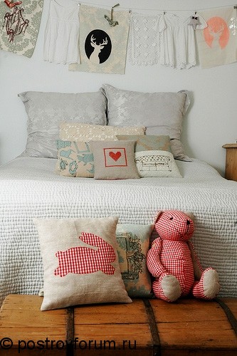 Кровать с узорными подушками