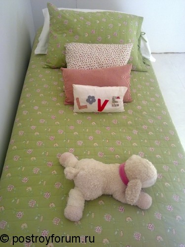 Зеленая кровать в детской, с собачкой