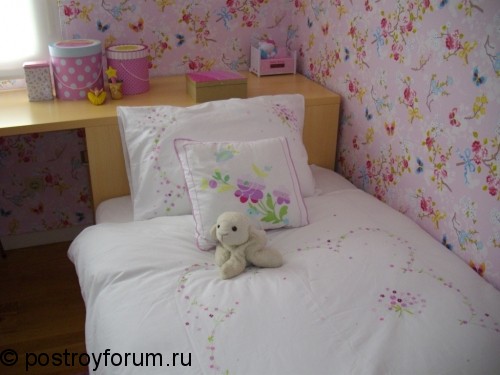 Белая кровать в детской